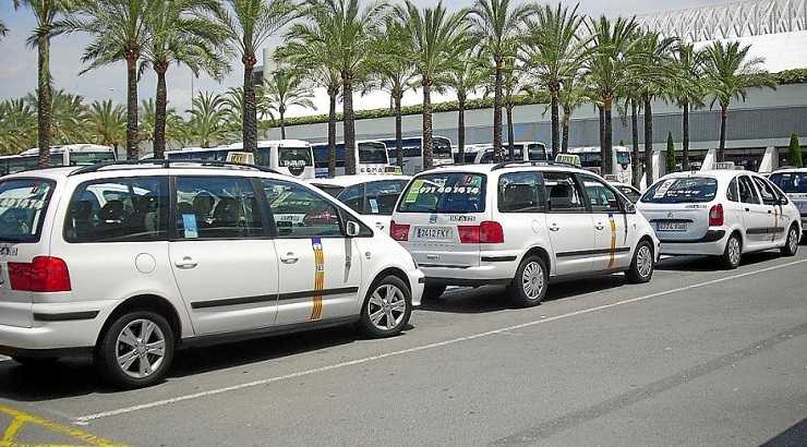 cola-de-taxis-esperando-para-recoger-turistas-en-el-aeropuerto-de-palma-mallorca-baleares-foto-via-mallorca-diario